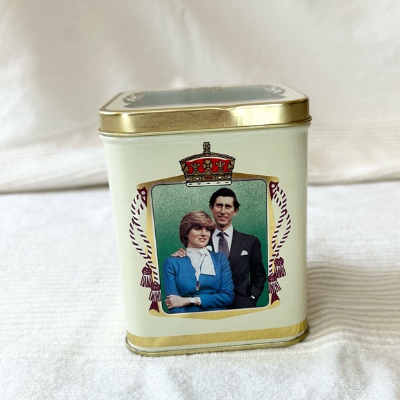 Vintage Princess Diana & Charles Wedding Royalty Tin - Picture 4 of 13